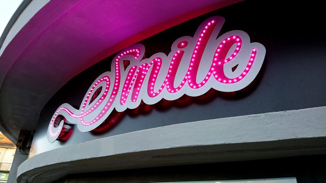 smile-pret-a-porter-vire-normandie-enseigne-lumineuse-enseigniste-vireoverso