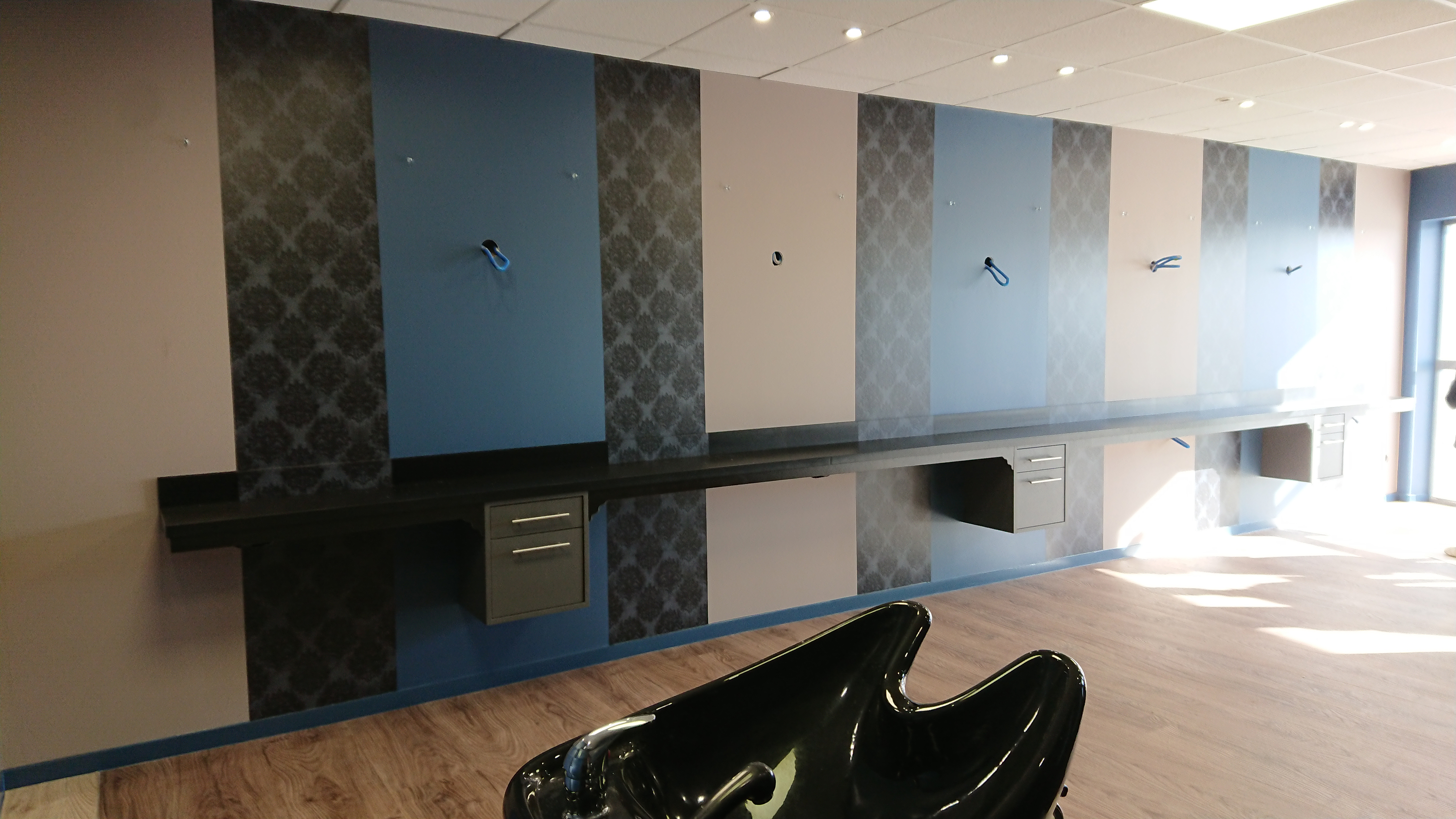 amenagement-papier-peint-vinyles-salon-coiffure-normandie-commerce-habillage