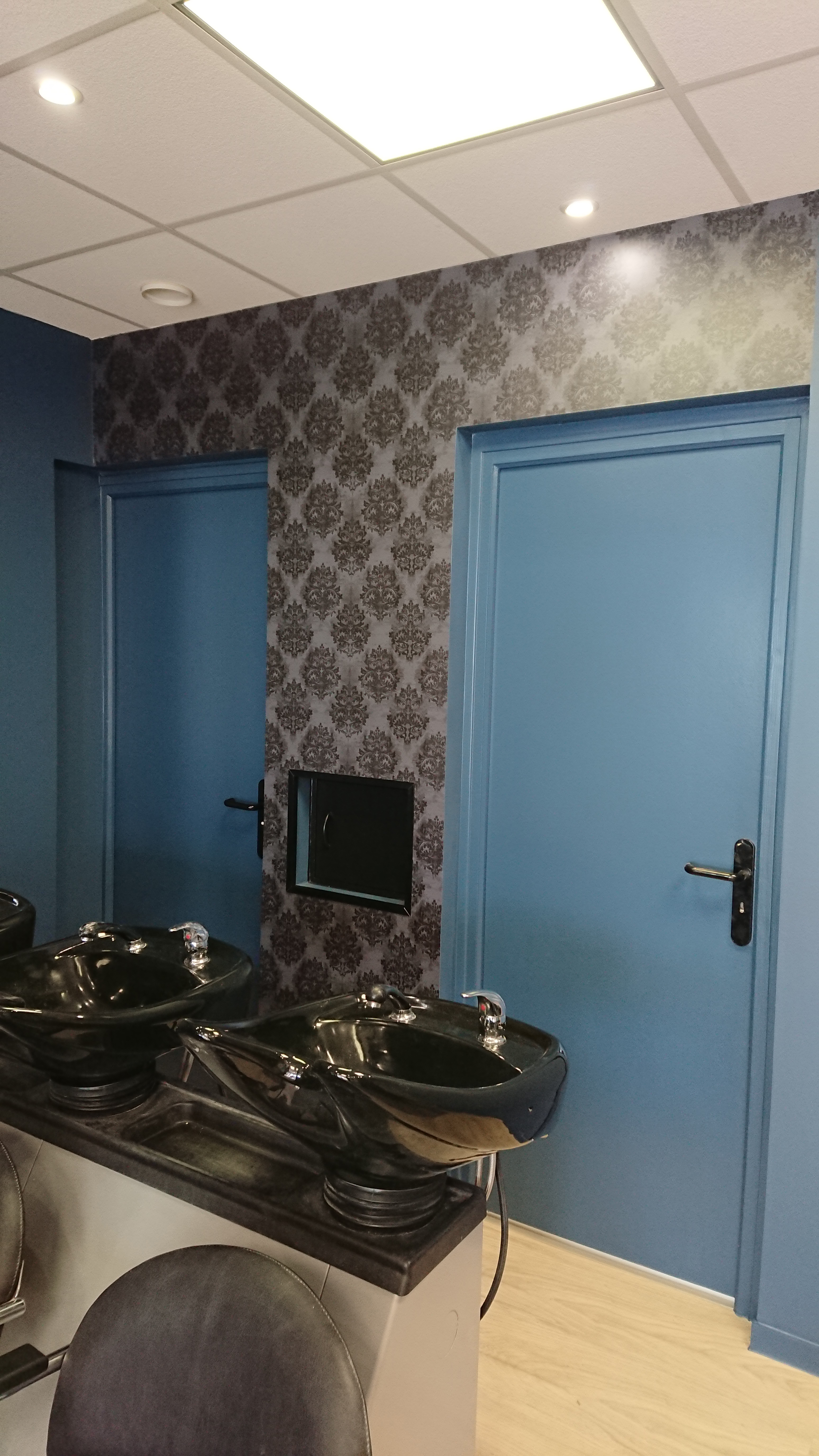 meuble-amenagement-papier-peint-vinyles-salon-coiffure-normandie-commerce-habillage
