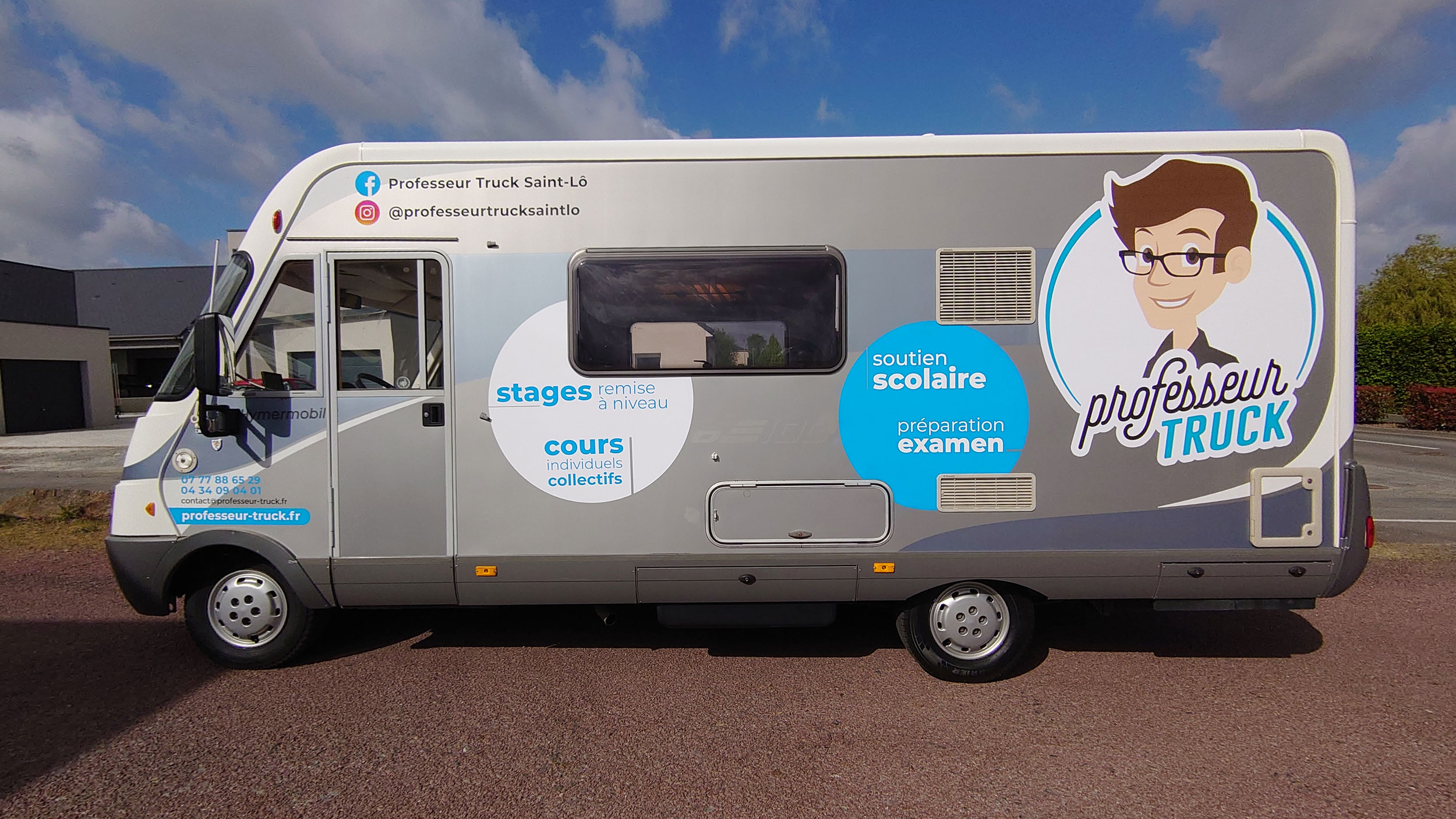 cote-vehicule-professeur-truck-vehicule-partiot-camping-car-amenager-stickers-salle-classe-itinerante