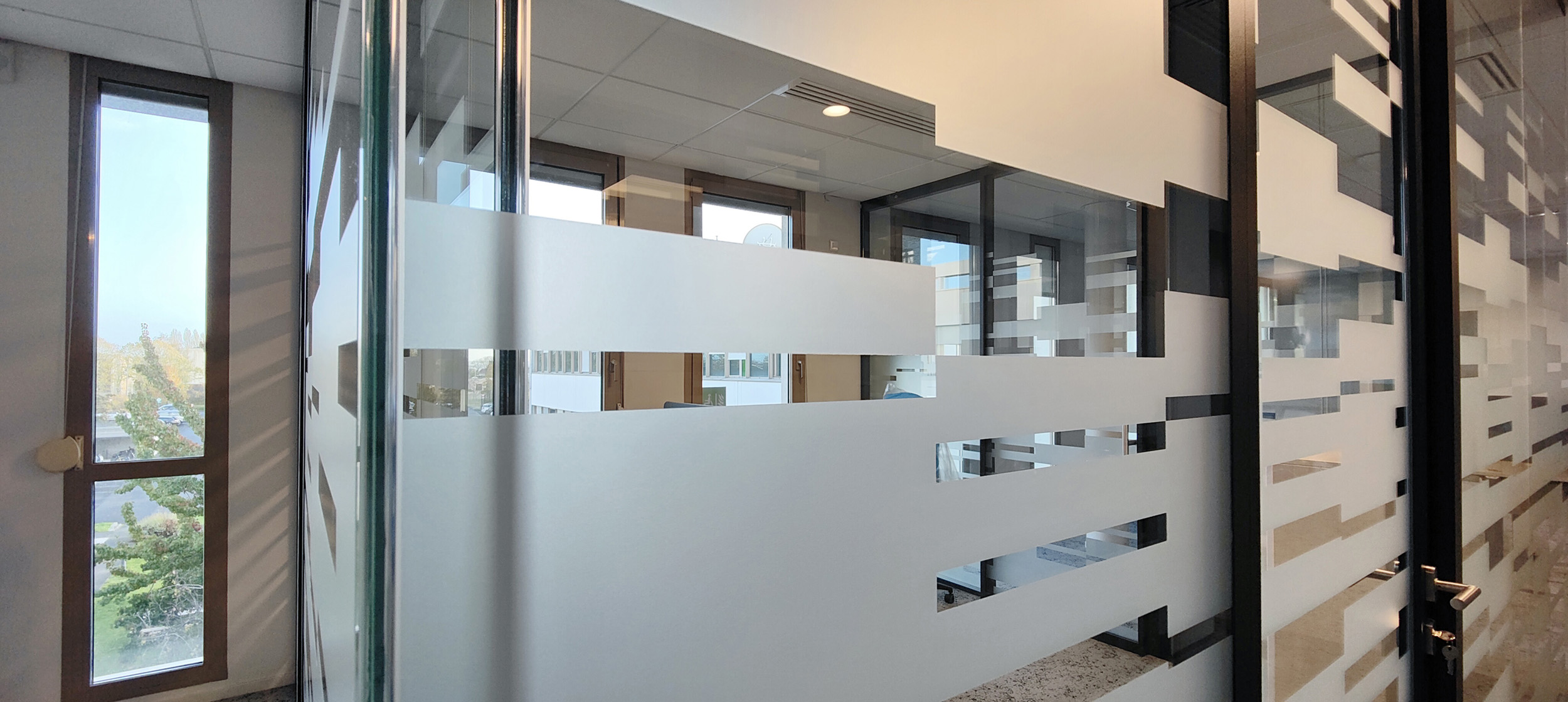 vitrophanie-adhesif-bureau-safran-vireoverso